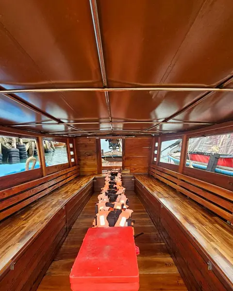 ภายในเรือหางยาว ม้านั่งไม้สองฝั่ง