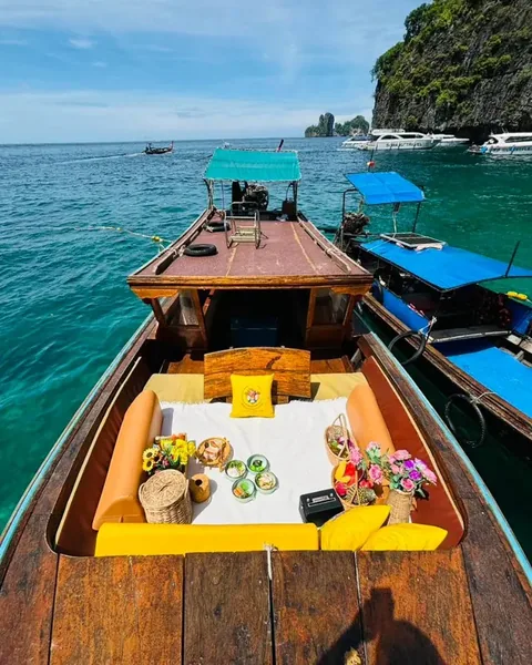 หางยาวลักชัวรี เกาะห้อง