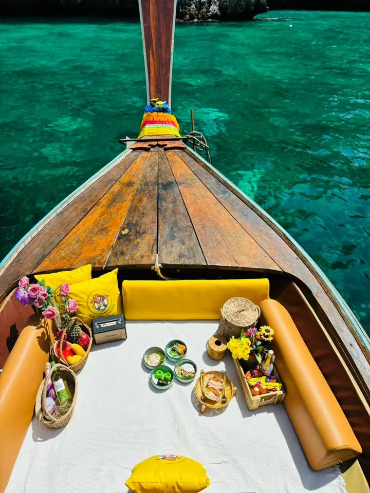 หัวเรือหางยาวแต่งพร็อพบนน้ำเขียวใส