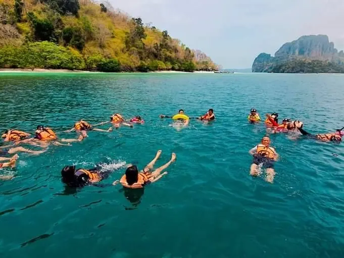 นักท่องเที่ยวดำน้ำตื้นใกล้เกาะ