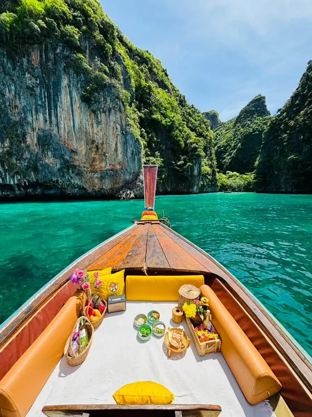 Decorated bow of a luxury longtail on clear green water