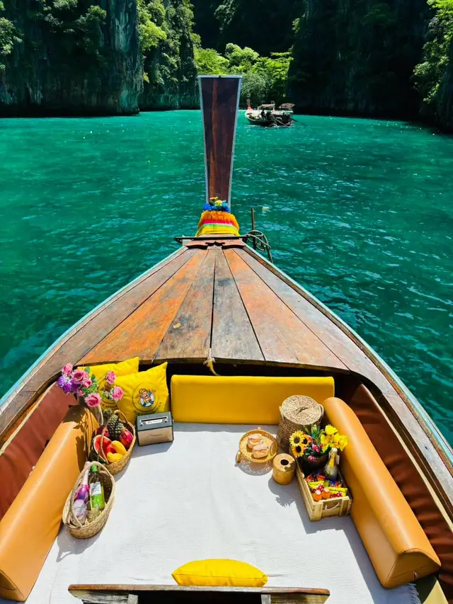 Luxury longtail bow over green water