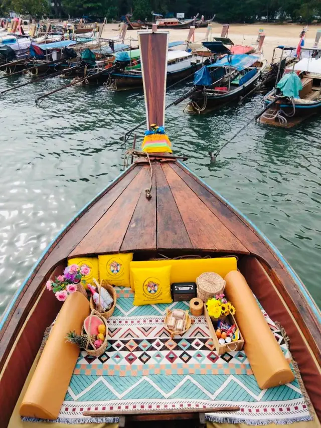 Luxury longtail bow with a patterned mat and yellow cushions