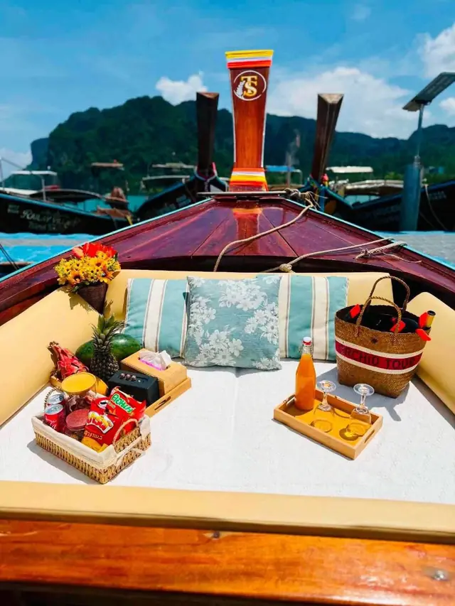 Luxury longtail bow with blue cushions and fruit baskets
