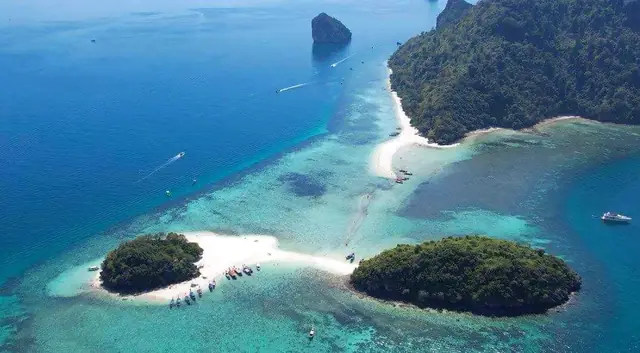 Talay Waek from above, the sandbar joining the islands