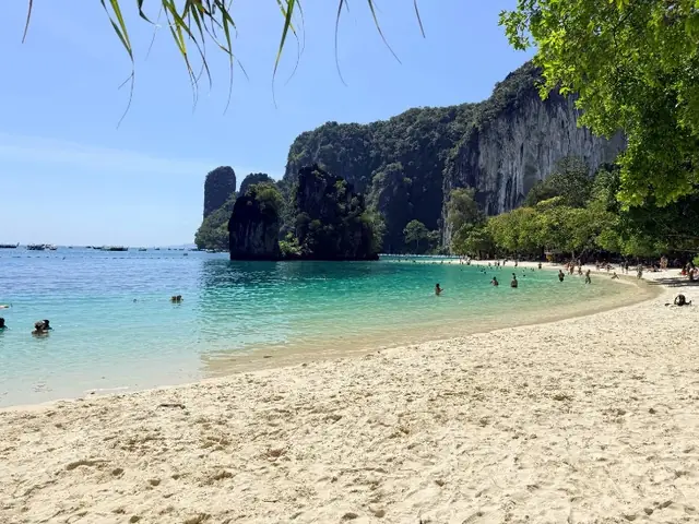 White sand beach, Hong Island
