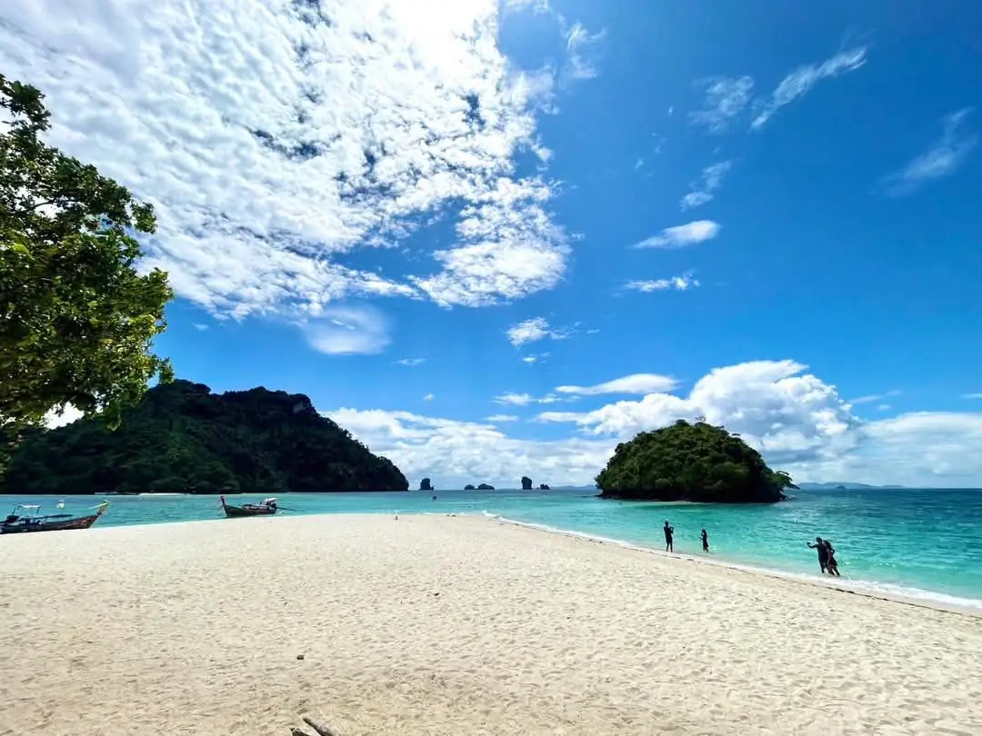 หาดทรายขาวที่ทะเลแหวก