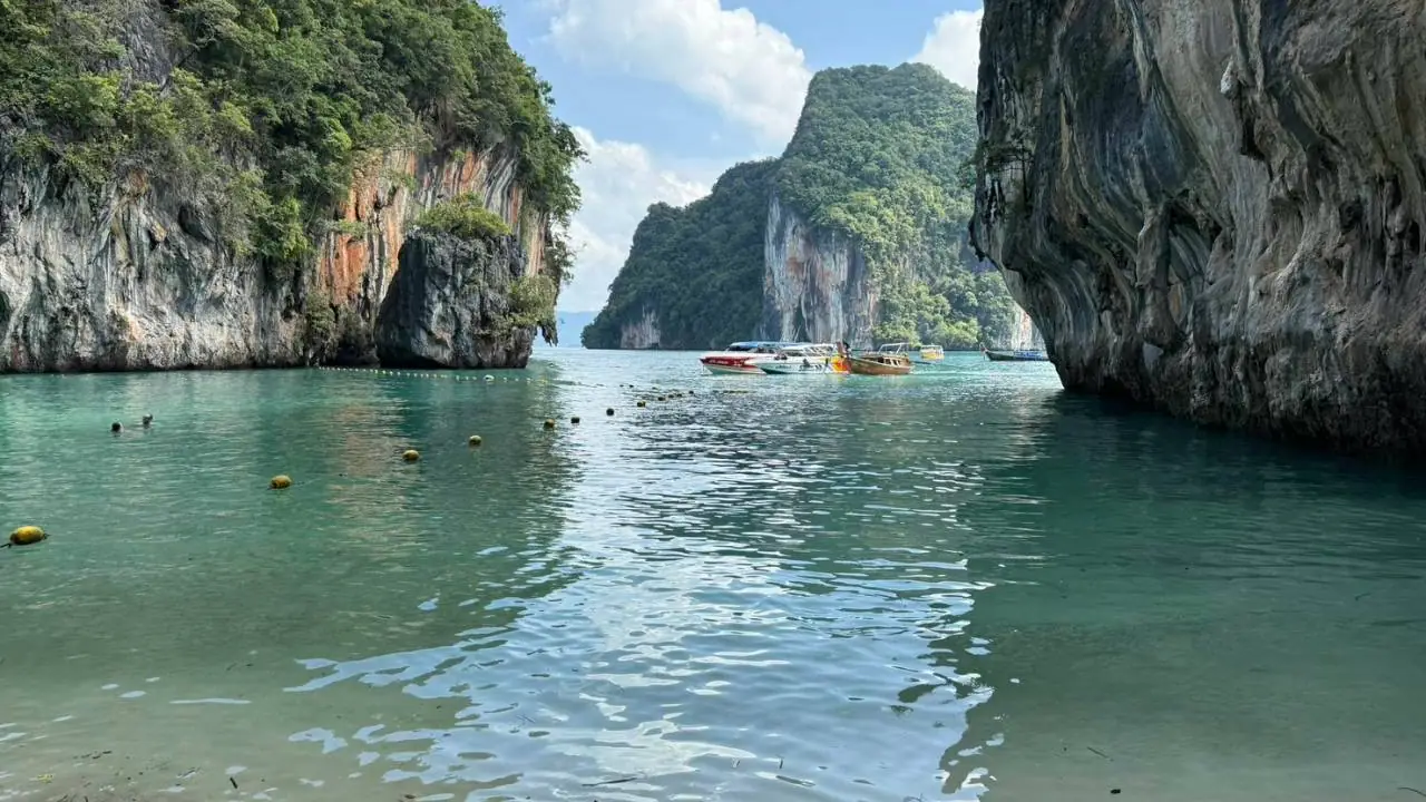 น้ำเขียวใสระหว่างหน้าผาหินปูน เกาะห้อง