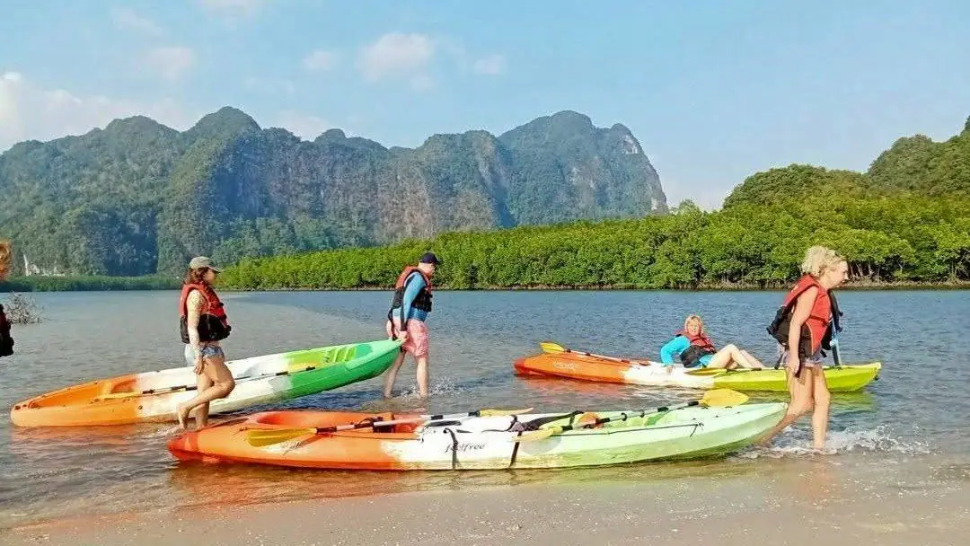 เรือคายัคเกยหาดที่อ่าวท่าเลน มีเทือกเขาหินปูนอยู่ข้างหลัง