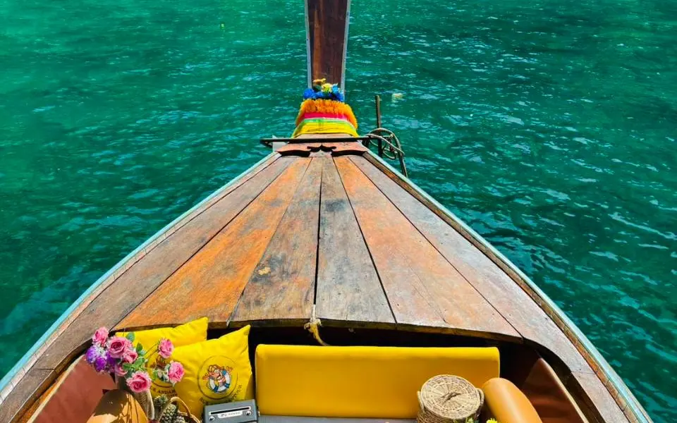 หัวเรือหางยาวแต่งพร็อพ ลอยบนน้ำทะเลสีเขียวใส