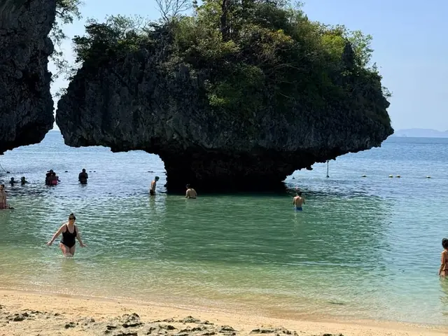 หินรูปเห็ดกลางน้ำใส หมู่เกาะห้อง