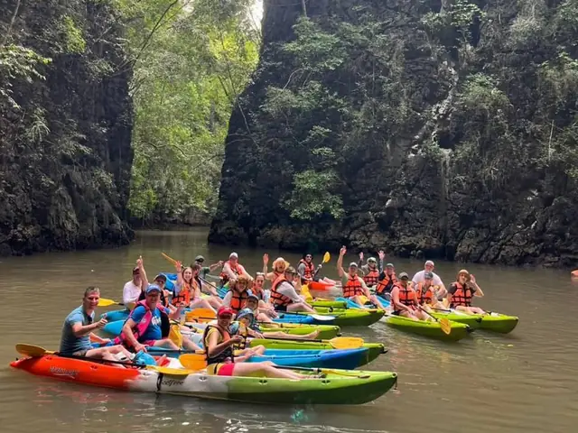คายัคทั้งกลุ่มในคลองระหว่างผาหิน อ่าวท่าเลน