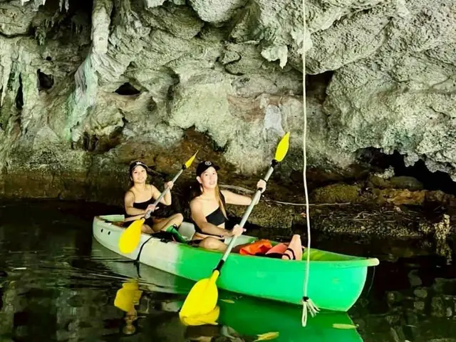 เรือคายัคใต้หินงอกหินย้อยในถ้ำ