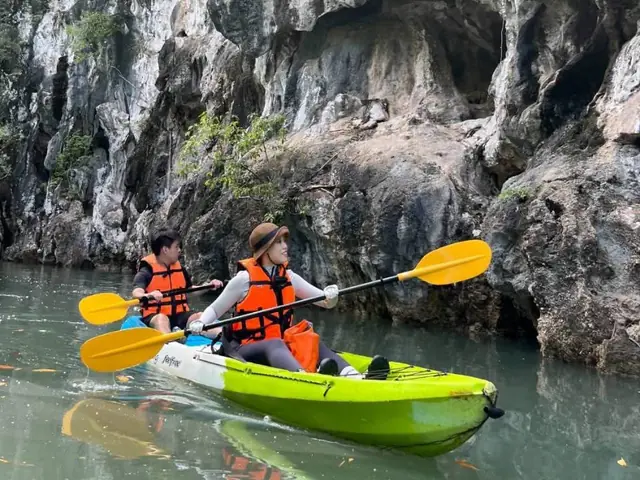 พายคายัคใต้ผาหินปูน อ่าวท่าเลน