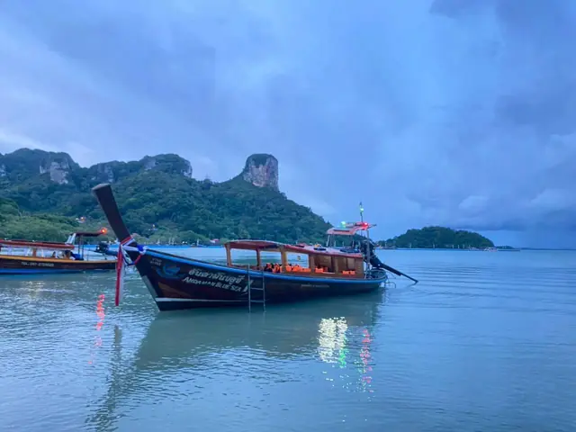 เรือหางยาว Andaman Blue Sea ลอยลำหน้าเกาะ