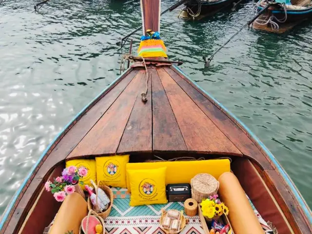 Luxury longtail bow with a patterned mat and yellow cushions