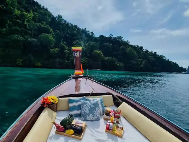 Luxury longtail bow with white cushions and fruit trays