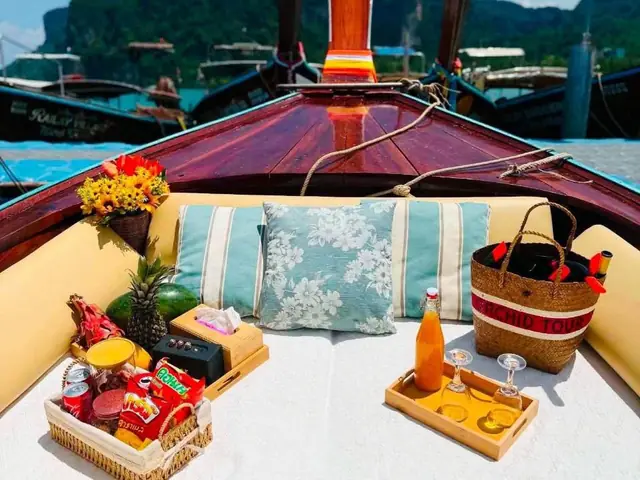 Luxury longtail bow with blue cushions and fruit baskets