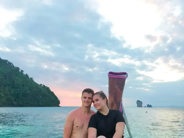 นักท่องเที่ยวนั่งบนหัวเรือหางยาวช่วงเย็น