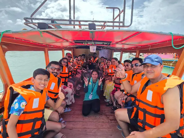 นักท่องเที่ยวกลุ่มใหญ่บนเรือหางยาวหลังคาแดง