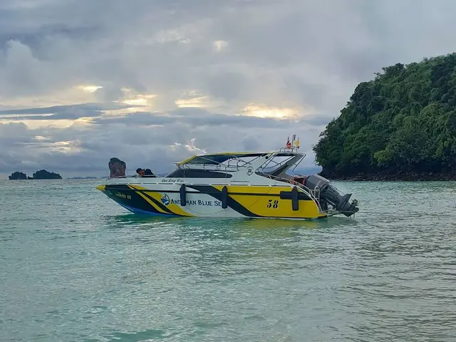 สปีดโบ๊ท Andaman Blue Sea ลอยลำใกล้เกาะช่วงเย็น