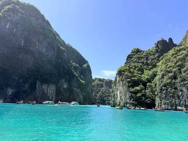 เรือจอดในอ่าวน้ำเขียวล้อมหน้าผา หมู่เกาะพีพี