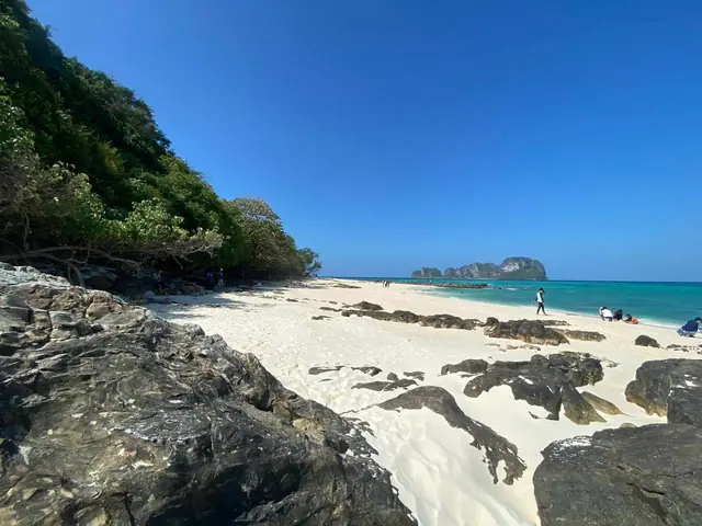 หาดทรายขาวกับโขดหิน หมู่เกาะพีพี