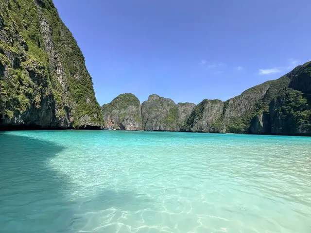 น้ำใสสีฟ้าที่อ่าวมาหยา เกาะพีพี