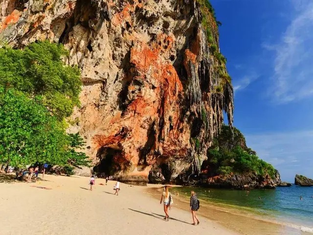 หาดพระนางใต้หน้าผาสีส้ม อ่าวไร่เลย์