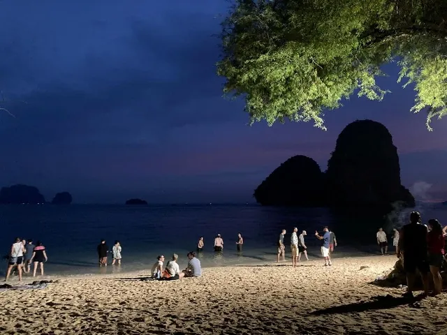 พระอาทิตย์ตกที่หาดพระนาง มองจากปากถ้ำ